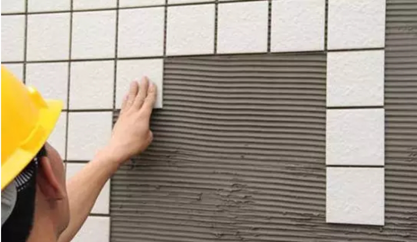 貼磚時(shí)用瓷磚膠好還是水泥好？